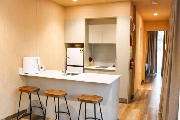 Breeze-Carnarvon-Deluxe-One-Bedroom-Kitchen