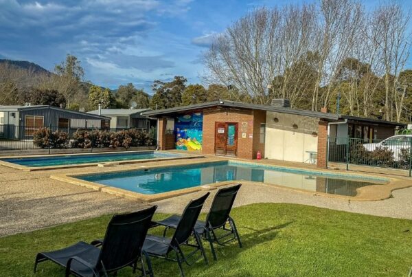 Swimming pool at Breeze Holiday Parks - Eildon
