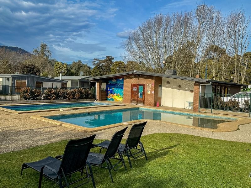 Swimming pool at Breeze Holiday Parks - Eildon