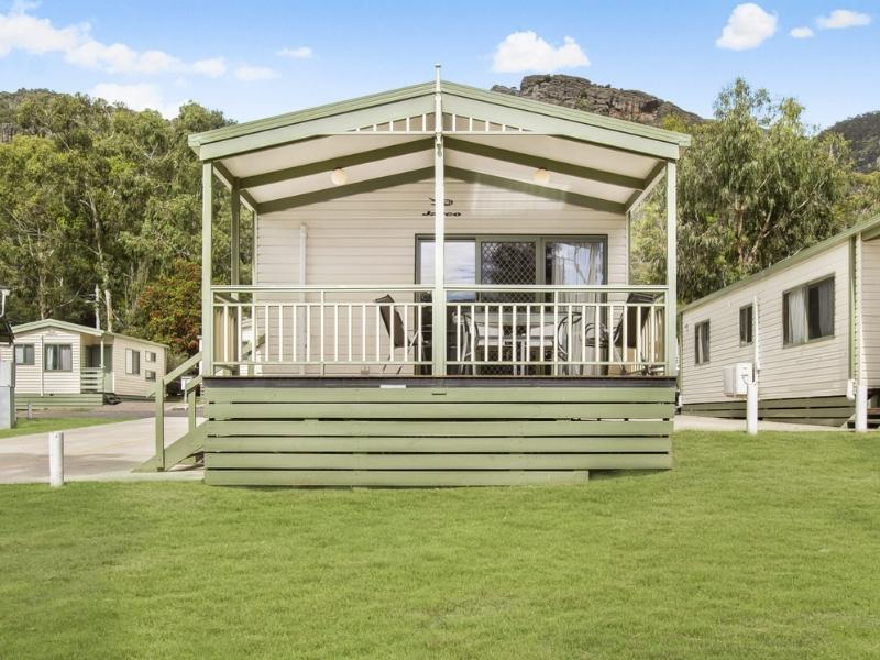Exterior of a Three-Bedroom Deluxe Cabin at Breeze Holiday Parks - Halls Gap