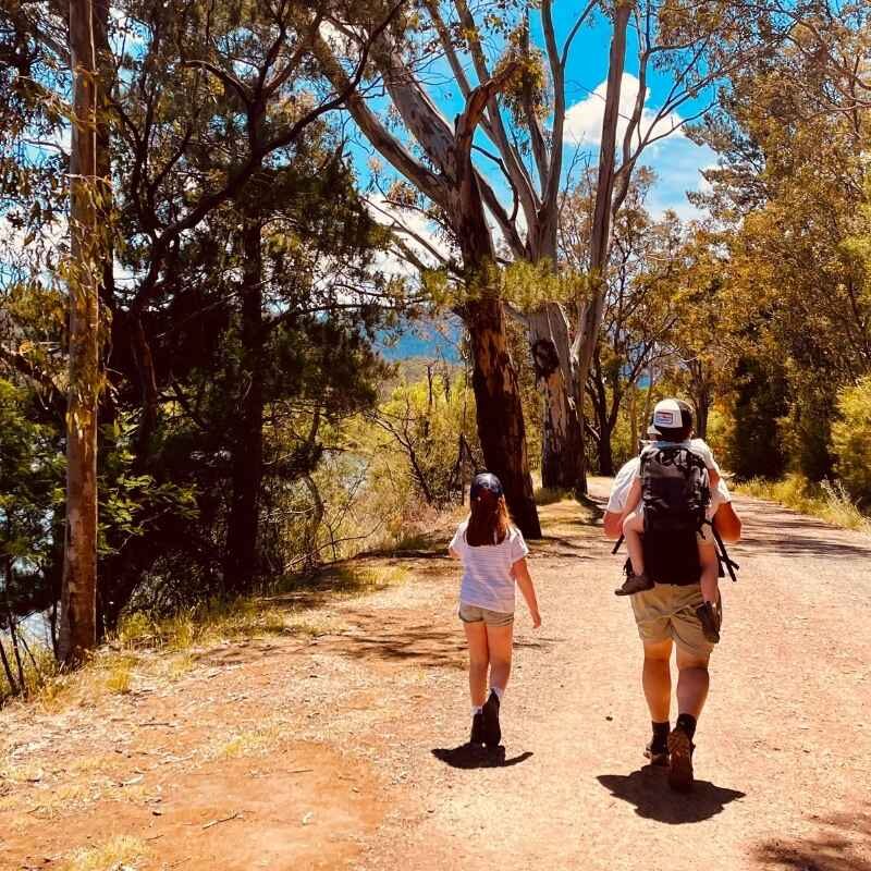Family walking on Lake Eildon Walking Track, Five Star Breeze