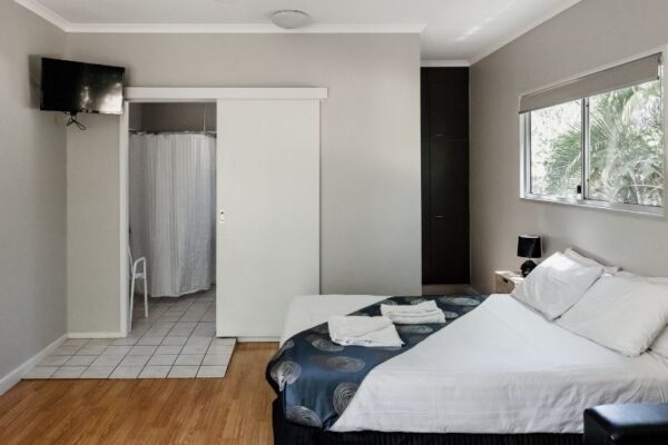 Breeze Holiday Parks - Katherine, Accessible Ensuite Cabin, accessible bedroom