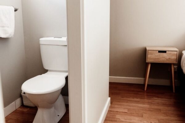 Breeze Holiday Parks - Katherine, Ensuite Cabin, bathroom, toilet