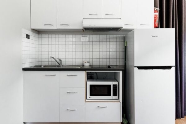 Breeze Holiday Parks - Katherine, Ensuite Cabin, kitchen, fridge and microwave