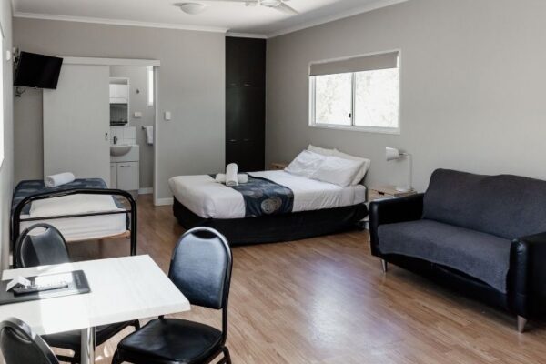 Breeze Holiday Parks - Katherine, Ensuite Cabin, cabin overview