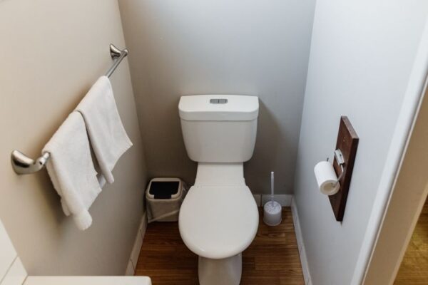 Breeze Holiday Parks - Katherine, Ensuite Cabin, bathroom, toilet