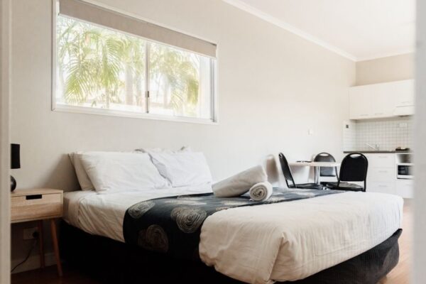 Breeze Holiday Parks - Katherine, Ensuite Cabin, bathroom, bedroom, kitchen