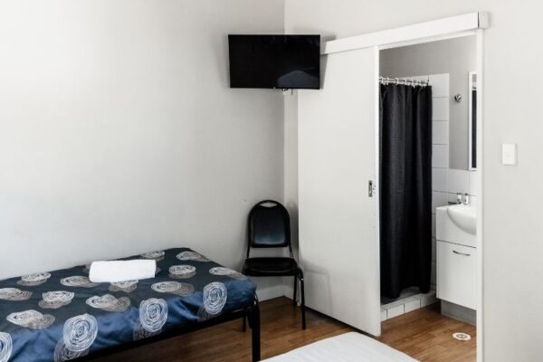 Breeze Holiday Parks - Katherine, Ensuite Cabin, bathroom, single bed