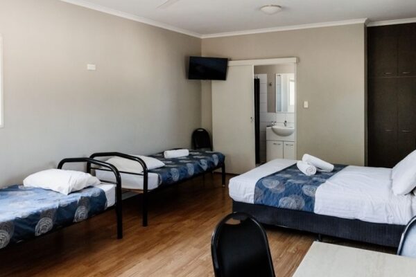 Breeze Holiday Parks - Katherine, Ensuite Cabin, bathroom, main bed, single beds