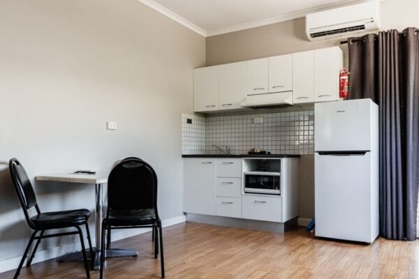 Breeze Holiday Parks - Katherine, Ensuite Cabin, bathroom, kitchen, dinning area