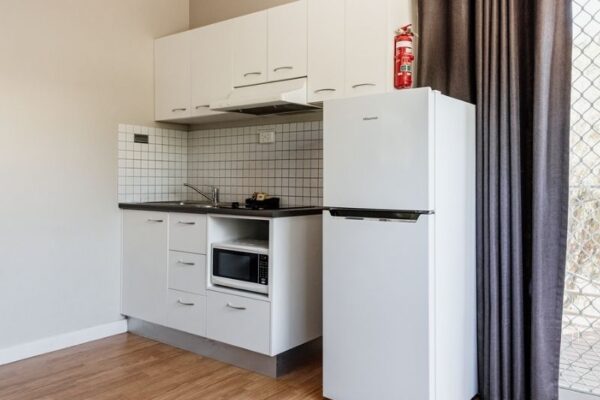 Breeze Holiday Parks - Katherine, Ensuite Cabin, kitchen