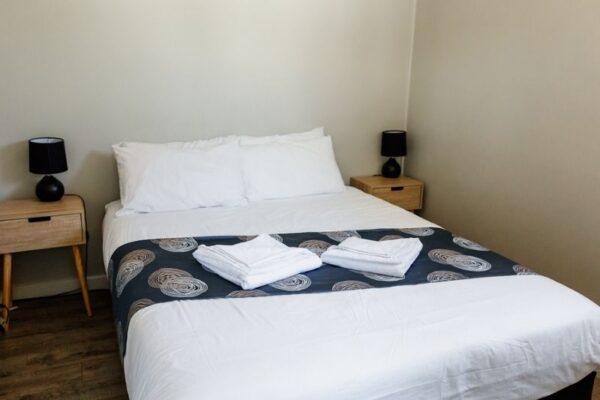 Breeze Holiday Parks - Katherine, One-Bedroom Cabin, main bedroom