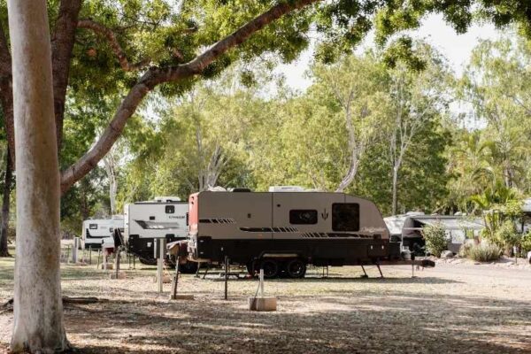 Breeze Holiday Parks - Katherine Powered Camping Site, Caravan Park, Motorhomes and Caravans under the shady trees