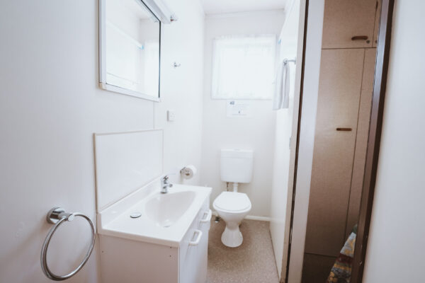 Cania-Gorge_Ensuite-Cabin_Sleeps-4_Bathroom-01