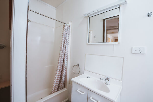 Cania-Gorge_Ensuite-Cabin_Sleeps-4_Bathroom-02