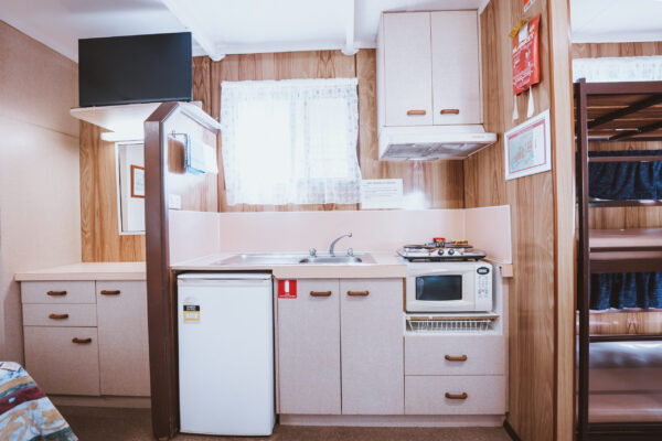 Cania-Gorge_Ensuite-Cabin_Sleeps-4_Kitchen_01