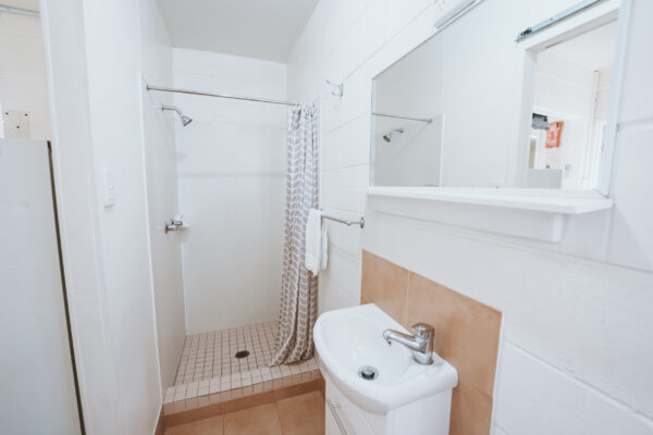 Cania-Gorge_Ensuite-Unit_Sleeps-2_Bathroom_01