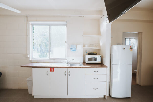 Cania-Gorge_Ensuite-Unit_Sleeps-2_Kitchen_01