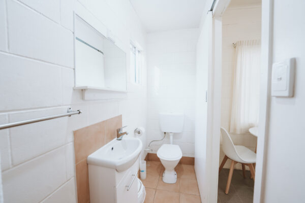 Cania-Gorge_Ensuite-Unit_Sleeps-3_Bathroom_02