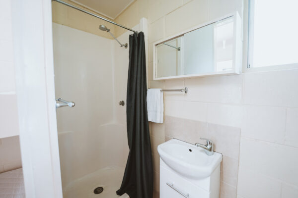 Cania-Gorge_Ensuite-Unit_Sleeps-5_Bathroom_01