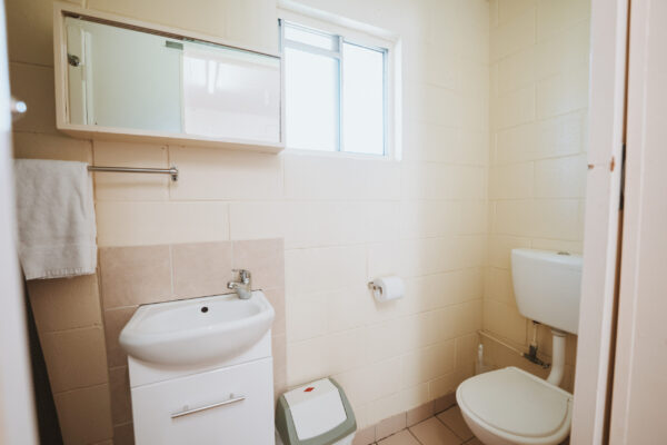 Cania-Gorge_Ensuite-Unit_Sleeps-5_Bathroom_02