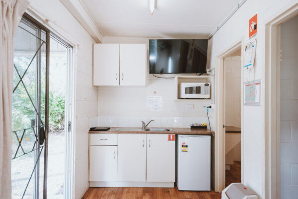 Cania-Gorge_Ensuite-Unit_Sleeps-5_Kitchen_01