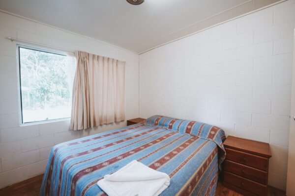 Cania-Gorge_Ensuite-Unit_Sleeps-5_Main-bedroom_01