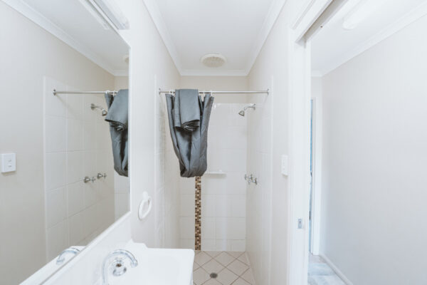 Cania-Gorge_Hillside-Two-Bedroom-Villa_Sleeps-7_Bathroom_01