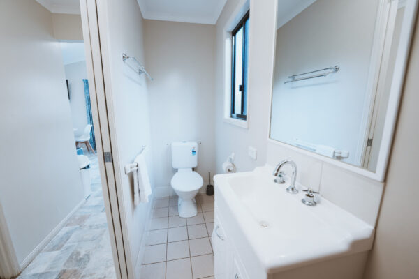 Cania-Gorge_Hillside-Two-Bedroom-Villa_Sleeps-7_Bathroom_02