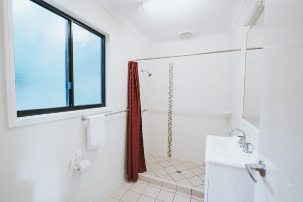 Cania-Gorge_Hillside-Two-Bedroom-Villa_Sleeps-8_Bathroom_01