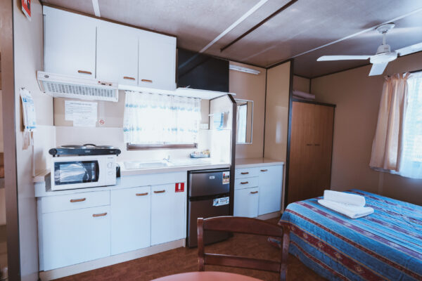 Cania-Gorge_Standard-Cabin_Sleeps-4_Kitchen_01