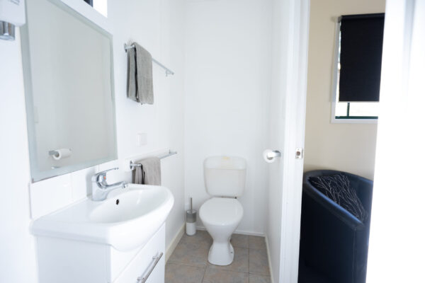 Carnarvon-Gorge_Explorer-Cabin_Sleeps-2_Bathroom_01