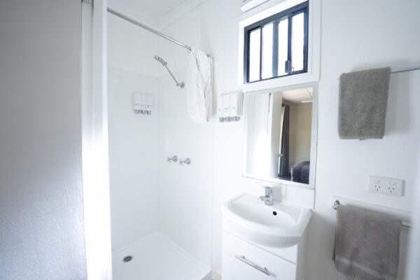 Carnarvon-Gorge_Explorer-Cabin_Sleeps-2_Bathroom_02
