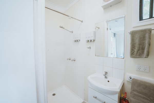 Carnarvon-Gorge_Explorer-Cabin_Sleeps-3_Bathroom_01