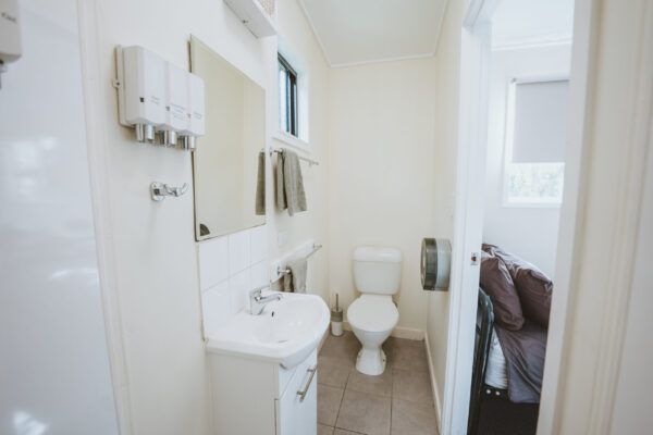 Carnarvon-Gorge_Explorer-Cabin_Sleeps-3_Bathroom_02