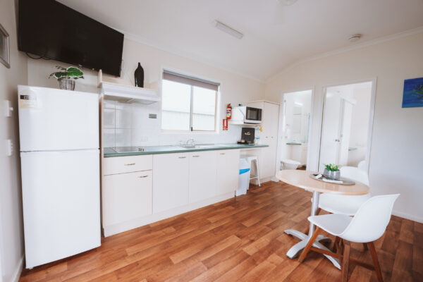 bargara_one-bedroom-cabin_kitchen