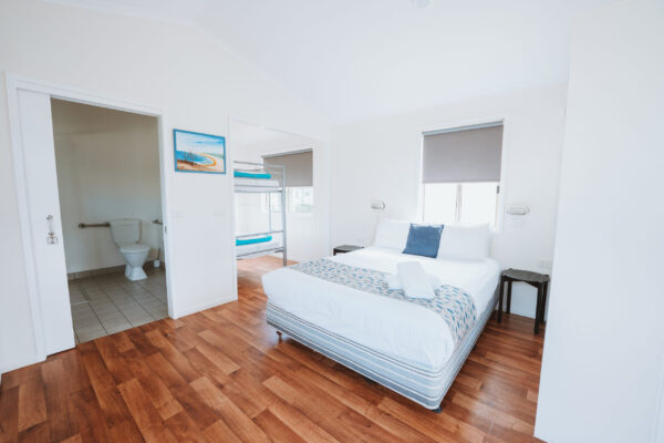 bargara_open-plan-access-cabin_bedroom