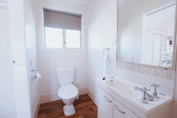 bargara_open-plan-cabin_bathroom