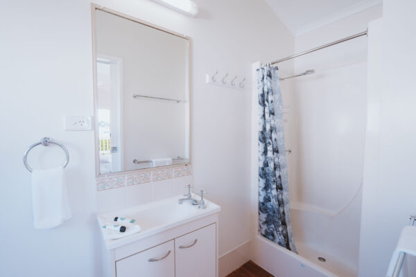 bargara_open-plan-cabins_bathroom