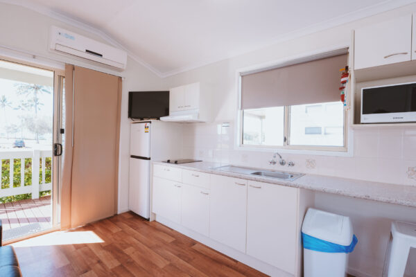 bargara_open-plan-cabins_kitchen