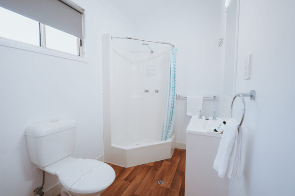 bargara_two-bedroom-cabin_sleeps-6_bathroom