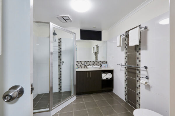 busselton-jacuzzi-bungalow-bathroom