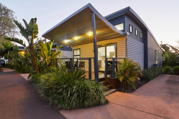 busselton-jacuzzi-bungalow-exterior