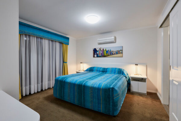 busselton-jacuzzi-bungalow-king-bed