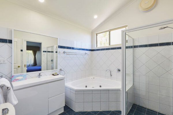 busselton-spa-villa-bathroom