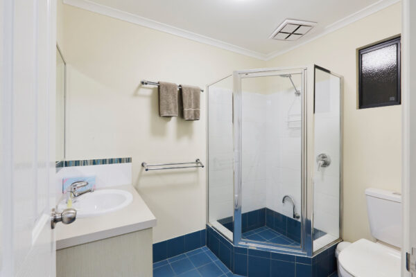 busselton-studio-ensuite-cabin-bathroom