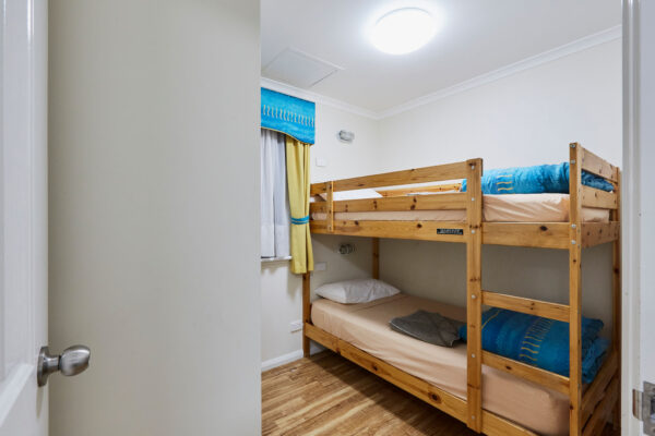 busselton-studio-ensuite-cabin-bunk-beds