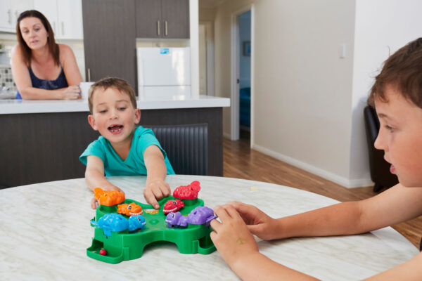 busselton_bungalow_kids_playing_board_games