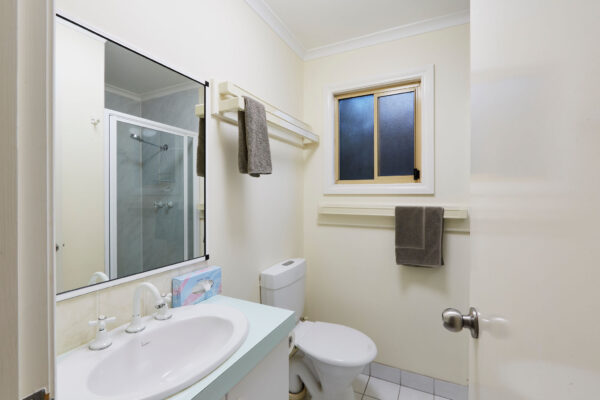 busselton_ensuite_cabin_bathroom