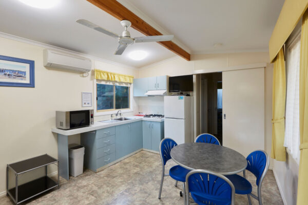 busselton_ensuite_cabin_kitchen